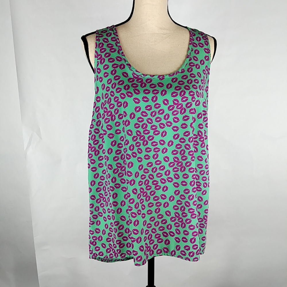 Pleione sleeveless top kiss lips print